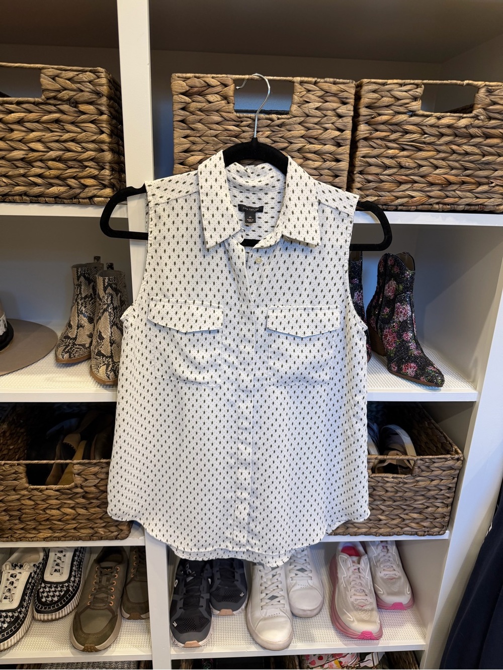 Ann Taylor White Sleeveless Printed Button-Front Tank